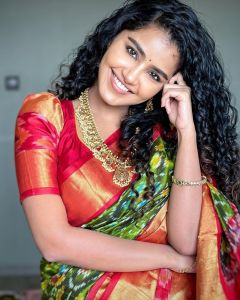 Actress-Anupama-Parameswaran-pattu-saree-look-photos-001