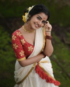 Anupama-Parameswaran-latest-onam-photos-in-kerala-sree-2021-001