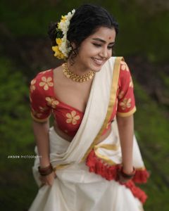 Anupama-Parameswaran-latest-onam-photos-in-kerala-sree-2021-003