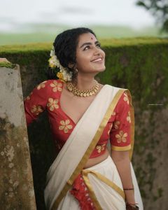 Anupama-Parameswaran-latest-onam-photos-in-kerala-sree-2021-004