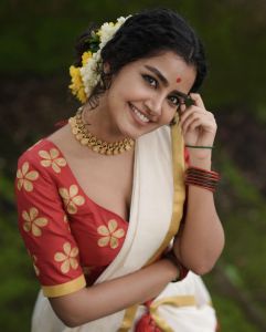 Anupama-Parameswaran-latest-onam-photos-in-kerala-sree-2021-005