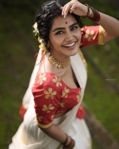 Anupama-Parameswaran-latest-onam-photos-in-kerala-sree-2021