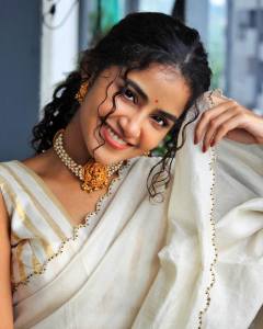 Anupama-Parameswaran-onam-2022-photos-in-kerala-saree-look-011