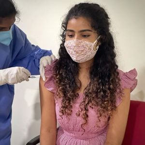 actress-anupama-parameswaran-covid-vaccination-photos-001