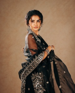anupama-parameswaran-blackoutfit-photos-010