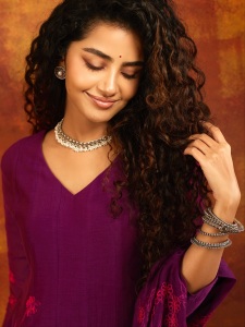 anupama-parameswaran-curly-hair-photos-007