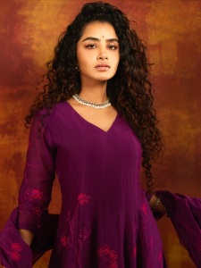 anupama-parameswaran-curly-hair-photos-011