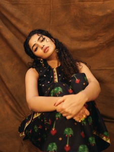 anupama-parameswaran-curly-hair-style-photo-002