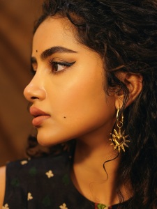 anupama-parameswaran-curly-hair-style-photo-004
