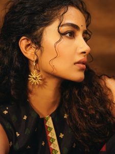 anupama-parameswaran-curly-hair-style-photo-008