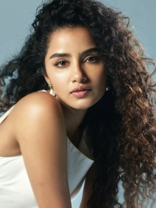 anupama-parameswaran-curly-hair-style-photo-011
