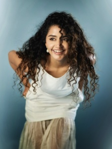 anupama-parameswaran-curly-hair-style-photo-012