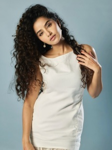 anupama-parameswaran-curly-hair-style-photo-013
