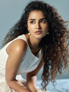 anupama-parameswaran-curly-hair-style-photo-014