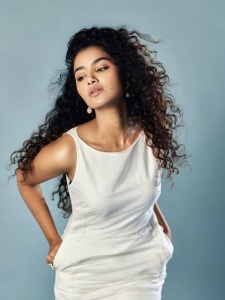 anupama-parameswaran-curly-hair-style-photo-015