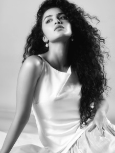 anupama-parameswaran-curly-hair-style-photo-016