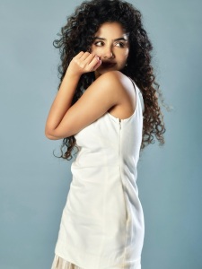anupama-parameswaran-curly-hair-style-photo-017