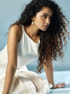 anupama-parameswaran-curly-hair-style-photo-018