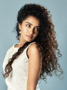 anupama-parameswaran-curly-hair-style-photo-020