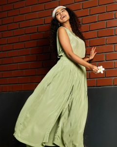 anupama-parameswaran-curly-hair-style-photo-022