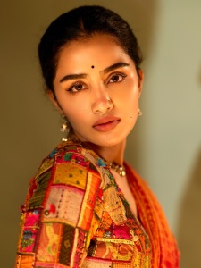 anupama-parameswaran-curly-hair-style-photo-026
