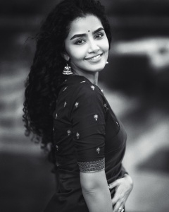 anupama-parameswaran-curly-hair-style-photo-032
