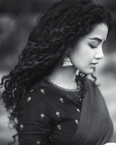 anupama-parameswaran-curly-hair-style-photo-034