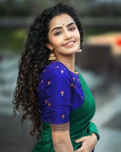 anupama-parameswaran-curly-hair-style-photo-035