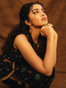 anupama-parameswaran-curly-hair-style-photo