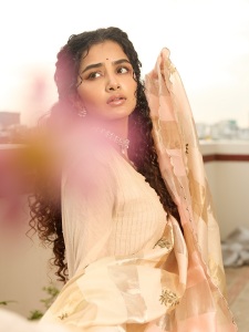 anupama-parameswaran-in-Tissue-cream-colour-churidar-set-photos-003