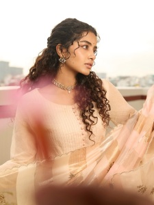 anupama-parameswaran-in-Tissue-cream-colour-churidar-set-photos-004