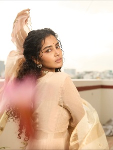 anupama-parameswaran-in-Tissue-cream-colour-churidar-set-photos-006