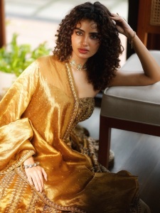 anupama-parameswaran-in-antique-gold-lehenga-Strapless-sweetheart-neckline-corseted-choli-with-vertical-panel-structuring-photos-003