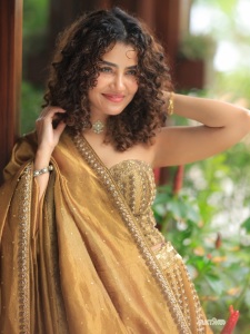anupama-parameswaran-in-antique-gold-lehenga-Strapless-sweetheart-neckline-corseted-choli-with-vertical-panel-structuring-photos-004