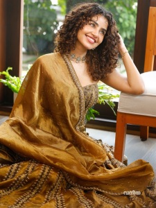 anupama-parameswaran-in-antique-gold-lehenga-Strapless-sweetheart-neckline-corseted-choli-with-vertical-panel-structuring-photos-007