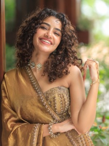 anupama-parameswaran-in-antique-gold-lehenga-Strapless-sweetheart-neckline-corseted-choli-with-vertical-panel-structuring-photos-008