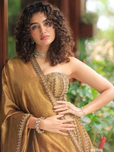 anupama-parameswaran-in-antique-gold-lehenga-Strapless-sweetheart-neckline-corseted-choli-with-vertical-panel-structuring-photos-009