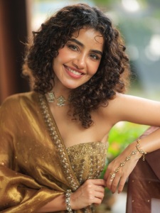 anupama-parameswaran-in-antique-gold-lehenga-Strapless-sweetheart-neckline-corseted-choli-with-vertical-panel-structuring-photos-011