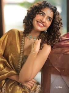 anupama-parameswaran-in-antique-gold-lehenga-Strapless-sweetheart-neckline-corseted-choli-with-vertical-panel-structuring-photos-013