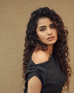anupama-parameswaran-in-black-jeans-frock-photo-002