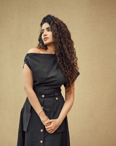 anupama-parameswaran-in-black-jeans-frock-photo-004