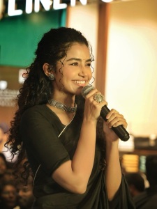 anupama-parameswaran-in-black-saree-photos-002