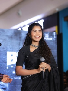anupama-parameswaran-in-black-saree-photos-004