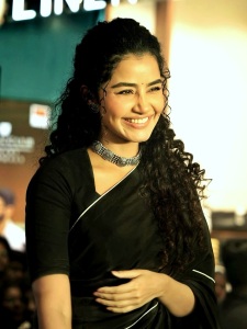 anupama-parameswaran-in-black-saree-photos-005