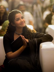 anupama-parameswaran-in-black-saree-photos-006