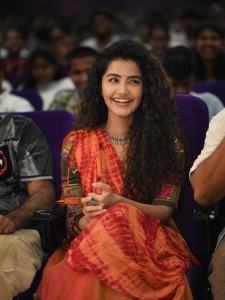 anupama-parameswaran-in-cute-look-in-north-tradition-dress-style-003