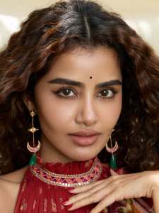 anupama-parameswaran-in-desi-girl-look-stylish-photos-in-makeup-trend-002