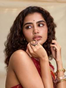 anupama-parameswaran-in-desi-girl-look-stylish-photos-in-makeup-trend-005