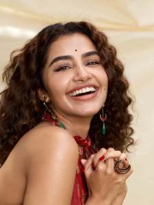 anupama-parameswaran-in-desi-girl-look-stylish-photos-in-makeup-trend-007