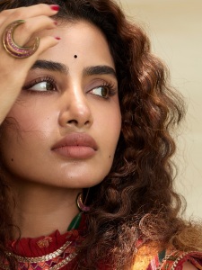anupama-parameswaran-in-desi-girl-look-stylish-photos-in-makeup-trend-009
